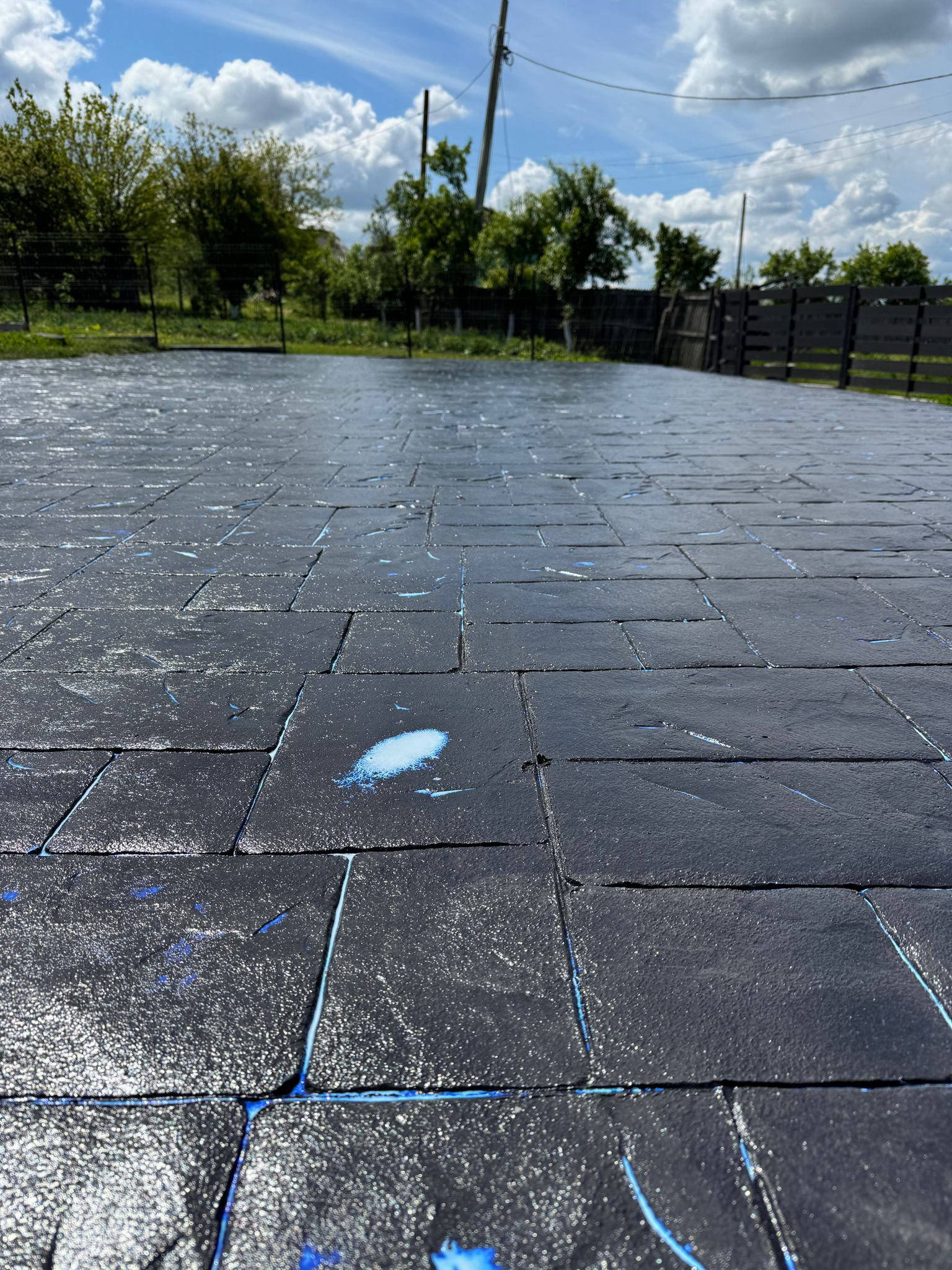 Avantaje și dezavantaje ale betonului amprentat în 2025