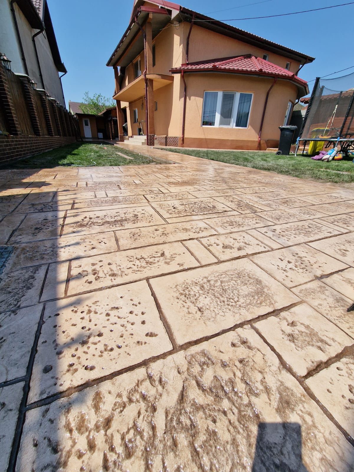 Cât costă betonul amprentat pe m² în 2026 – Ghid complet de preț, execuție și factori care influențează costul